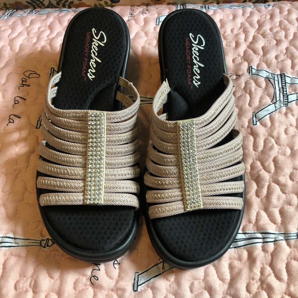 Skechers rumbler’s hotshot sandals with rhinestones.